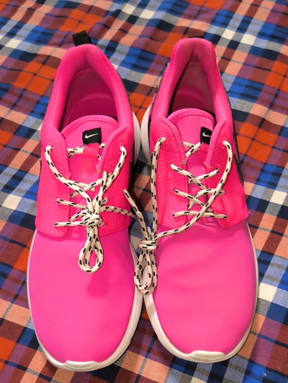 Nike Roshe One GS Youth Shoes Size 7Y/Women's 8.5 (599729-609) Neon Hyper Pink